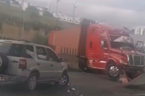 Video: Por evitar robo, conductor abandona tráiler en movimiento en la México-Querétaro